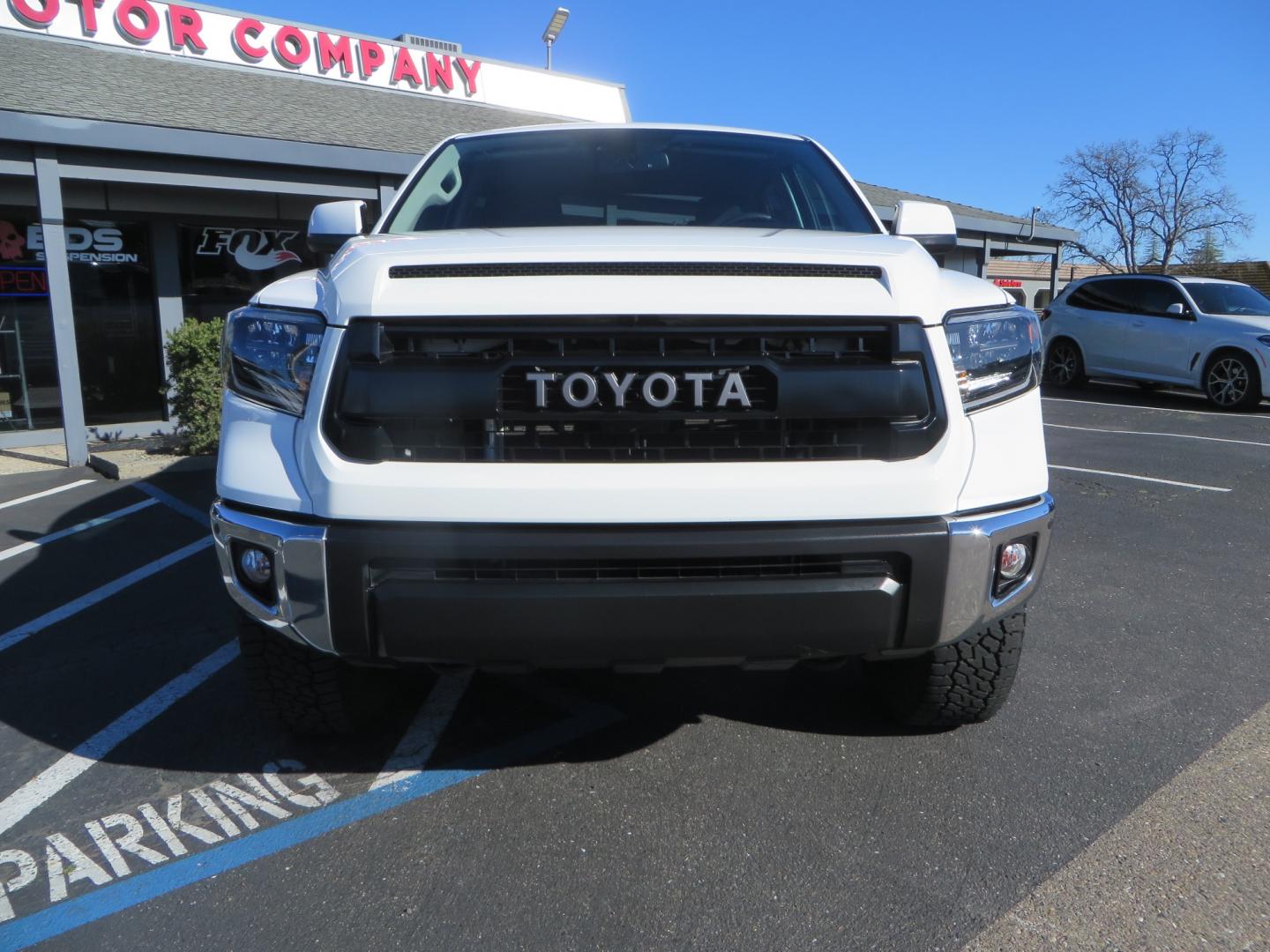 2020 White /GREY Toyota Tundra SR5 (5TFDY5F19LX) with an 5.7L engine, automatic transmission, located at 2630 Grass Valley Highway, Auburn, CA, 95603, (530) 508-5100, 38.937893, -121.095482 - Features - King Off Road adjustable remote reservoir coil overs, King 2.5 adjustable remote reservoir rear shocks, Method Race wheels, Falken Wildpeak tires, Sliders, Bed braces, Borla Exhaust, Husky floor mats, Window tint, and Ram phone mounts. - Photo#1